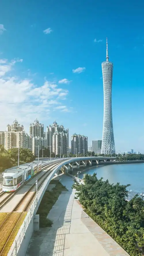 【广东——广州塔】昵称"小蛮腰",塔身顶部450至454米处设有摩天轮,是