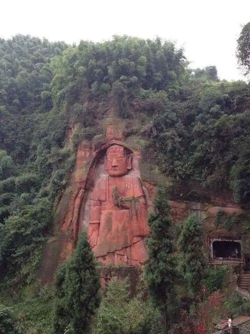 这座大佛被称乐山大佛的兄弟佛,无脖子无脚戴手镯,一谜至今无解