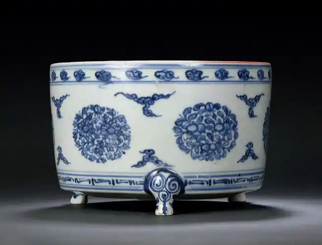 【明中期 青花团花纹三足香炉】拍卖品_图片_价格_鉴赏_明代青花瓷器