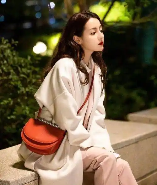 迪丽热巴最新封面照曝光!