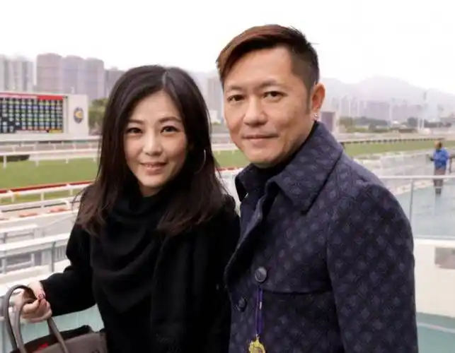 刘小慧在分手后不久,就嫁给了草蜢乐队的歌手苏志威,苏志威不仅仅是