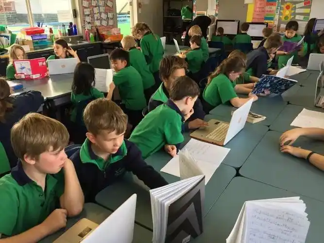 上课场景看看孩子们读书的场景国际部老师给英语是第二语言的学生提供