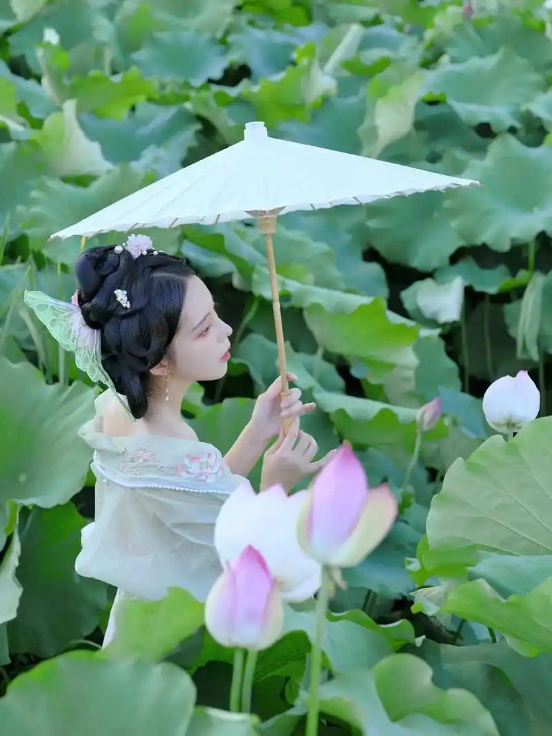 江南可采莲,莲叶何田田.#荷花汉服写真#汉服小姐姐  - 抖音