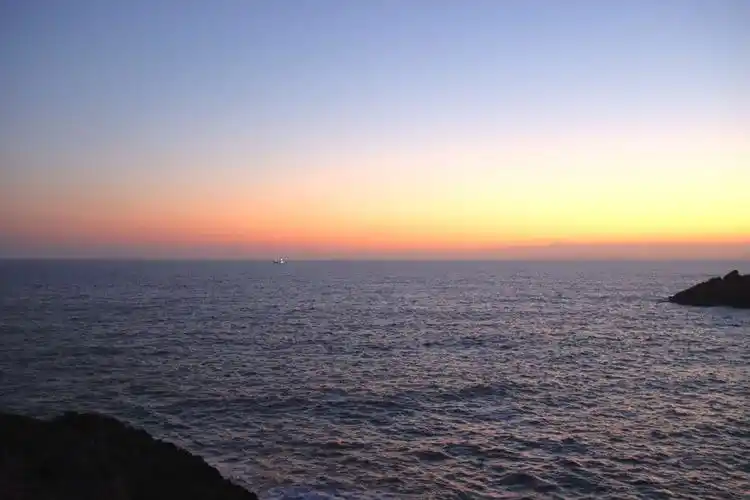 日出前的东方,一片希望的娇美与红艳.