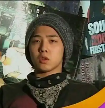 看看权志龙的出道实录,那时候他的鼻子还是这个样子,明显可以看出鼻子