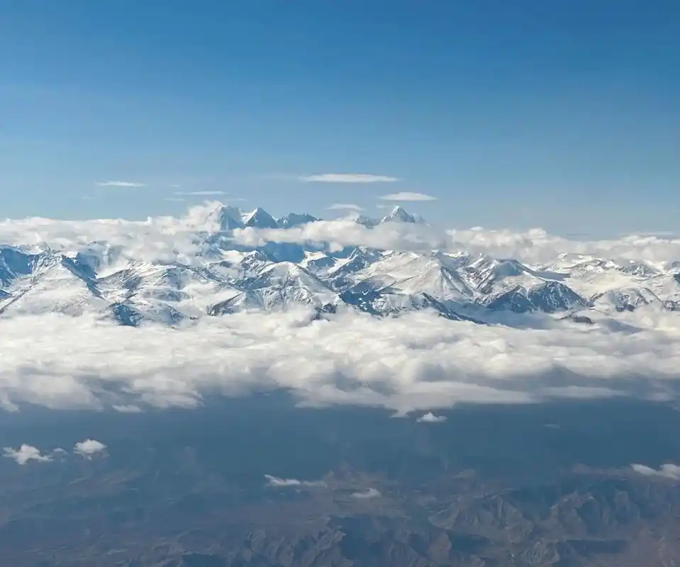 新疆之旅第一天乌鲁木齐 飞机7615左侧看雪山9015云 - 抖音