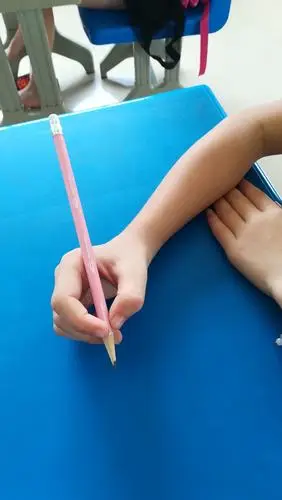 学生握笔姿势