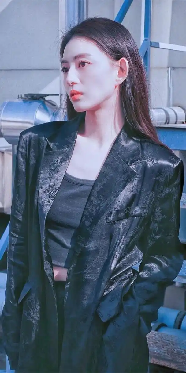 王薇,黑色穿搭酷感写真壁纸组图.