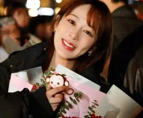 杨紫现身整形美容医院,闺蜜乔欣大方承认微调_离开_网友_保养