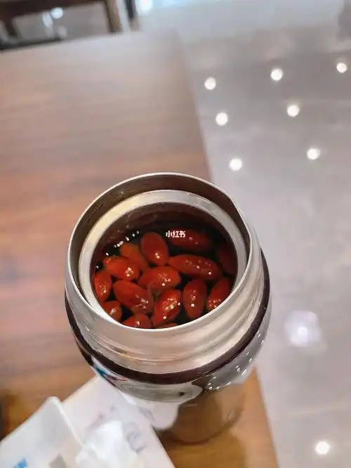 保温杯里泡枸杞是真的