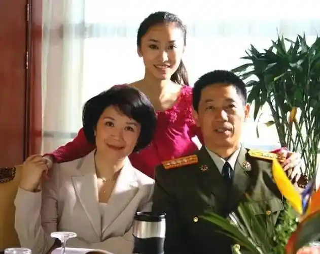 幸运的严晓频:当红时嫁初恋赴美陪读,被姜文挖掘再度爆红很幸福