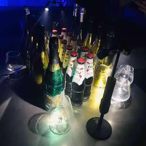 服务员小哥哥还是蛮帅的,爱了爱了 酒水: 价格合理,和其它酒吧加个差