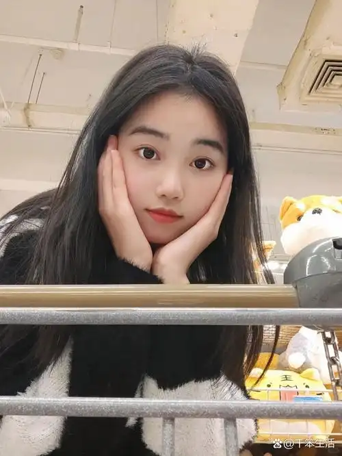 女生自拍生活照生活照女生真实自拍生活照真实一个人同一个女生照片30