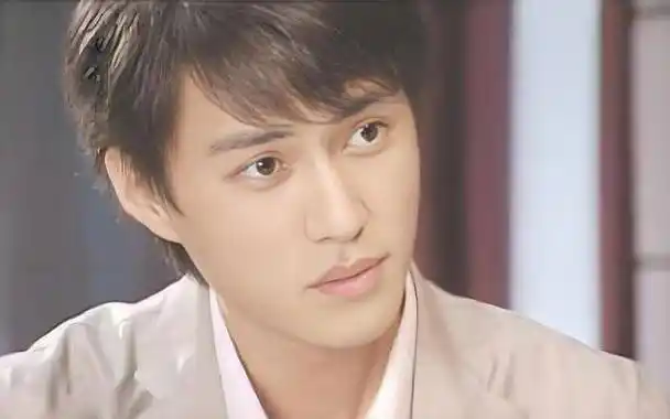 不拍戏就"消失"48岁的靳东,已经走上了男演员的另一条大道