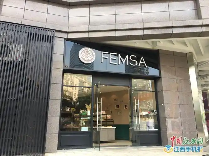 就有南昌市民反映,"面包新语"世贸广场店玻璃门紧闭,门口张贴着一则