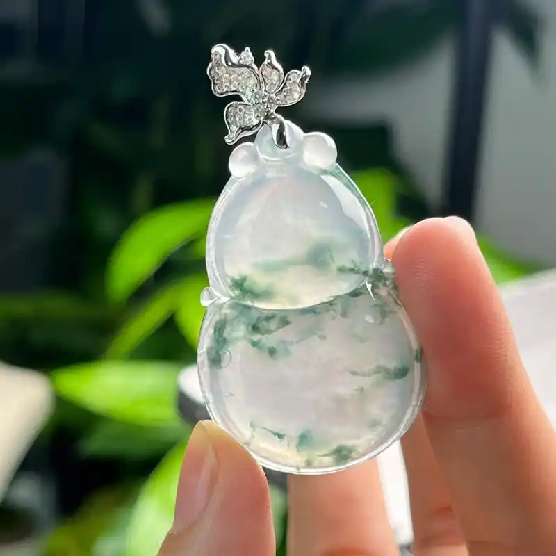 翡翠葫芦,好运相伴.佩戴后感觉气场更加亮眼,手感舒适,镶嵌工 - 抖音