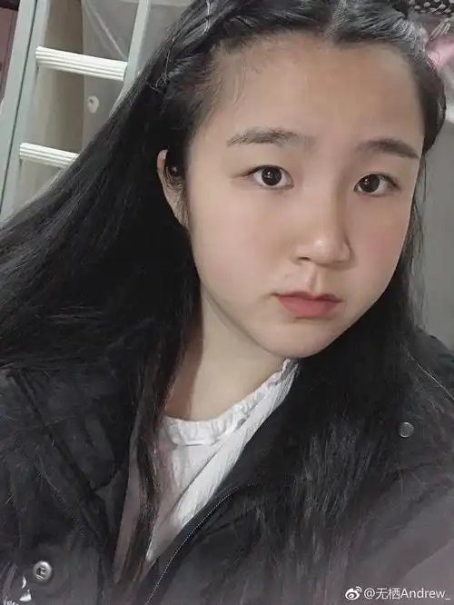 别人的微博里面都是自己美美的自拍照而我全是一些真实的素颜照可能