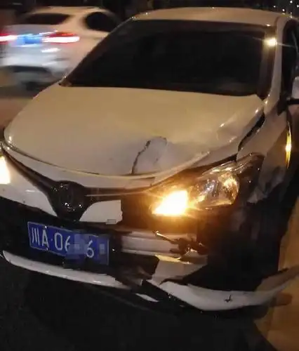 瑞虎7夜撞丰田威驰fs,车主:这车给了我个小惊喜