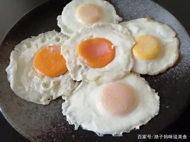煎鸡蛋总是烧焦里面又不熟?教你一招,完整滑嫩又漂亮
