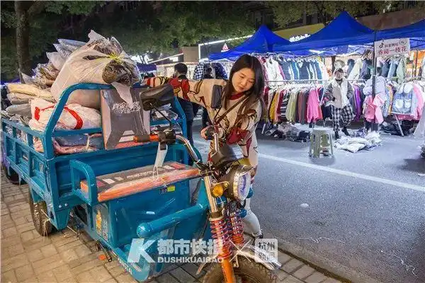 昨晚10点30分,乔司夜市,赵静推着三轮车,准备收摊.