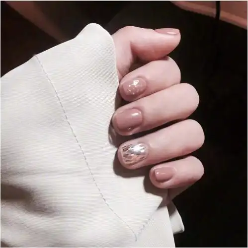 短甲美甲清透(夏天流行的手指甲美甲款式图片)