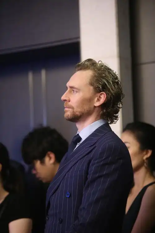 抖森帅气亮相上影节 西装大长腿英伦范十足