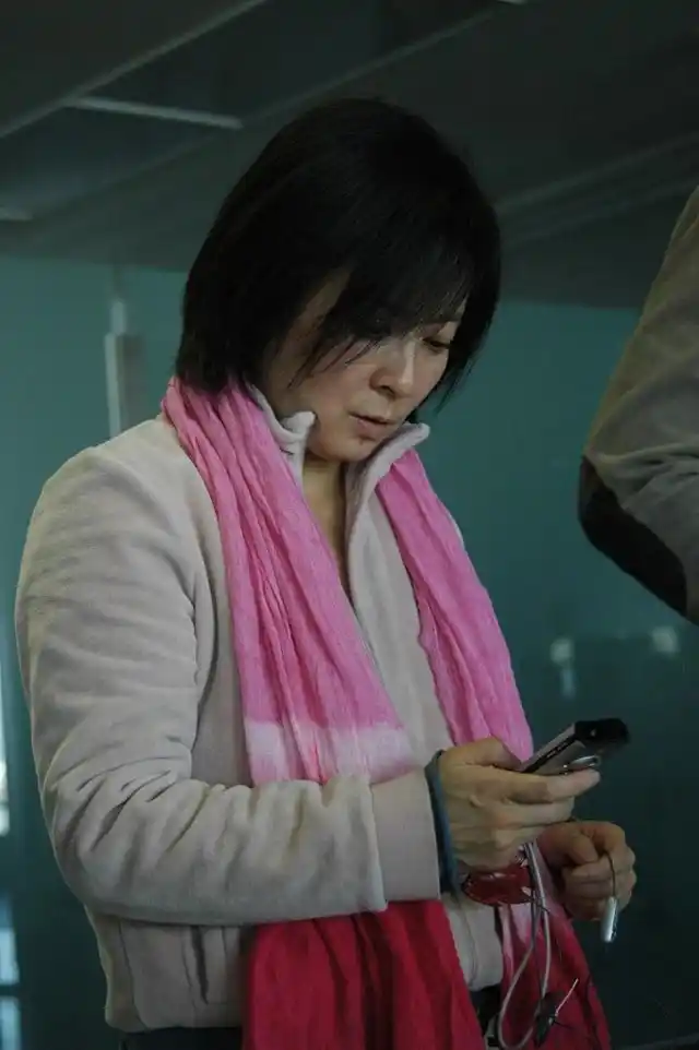 董子健的妈妈平时看着很单调虽然脸上很疲惫但气质没人能阻挡