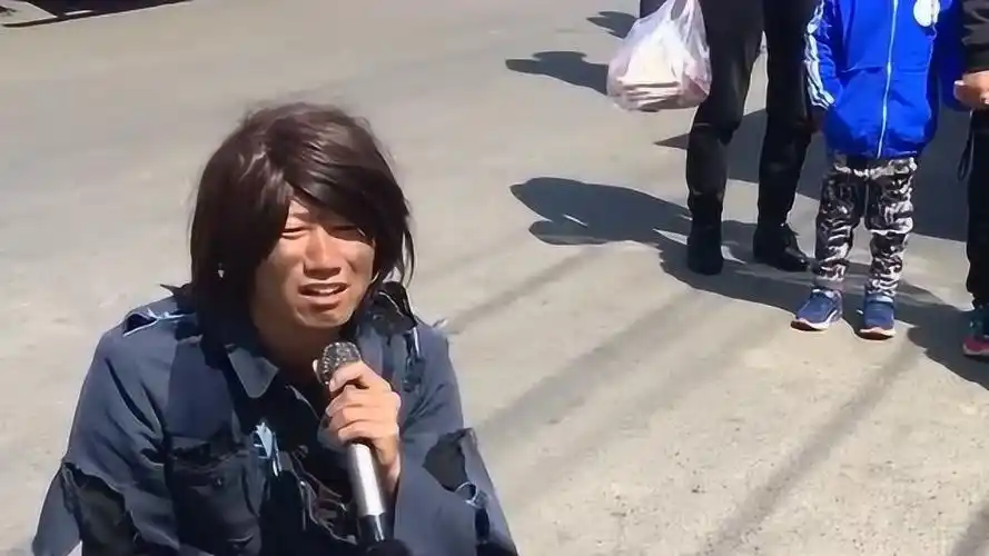 乞丐街头卖唱《下定决心忘记你》,一开嗓,完全不输专业歌手!