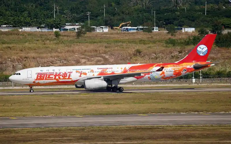 川农国际(川航)空客a330飞机"国运长虹"号降落三亚