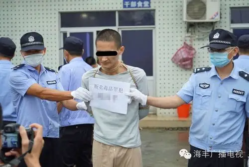 广东死刑犯被押赴刑场画面女子追车飙泪
