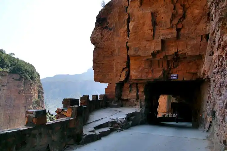 眼看快中午了,路标显示附近有个齐王寨景区,于是不加思索立即前往