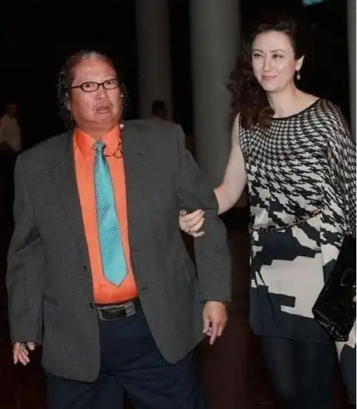 洪金宝带妻子出席活动55岁高丽虹穿米色裙打扮知性气质优雅