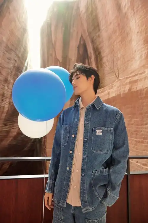 陈飞宇晒照庆24生日怀抱气球阳光帅气精修图宛如卡通人物