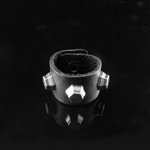 18号漆黑牛皮背面铲平银灰色合金六角铆钉螺丝帽朋克戒指男女指环