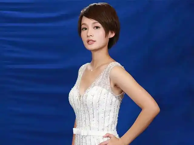 李沁片场旧照曝光,站在蓝布前拍写真,造型复古年代感十足