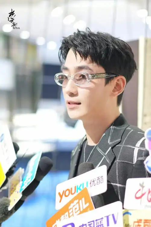 成都太古里gm品牌活动 | 朱一龙请看穿着格子西装的猪猪神(gm眼镜限定