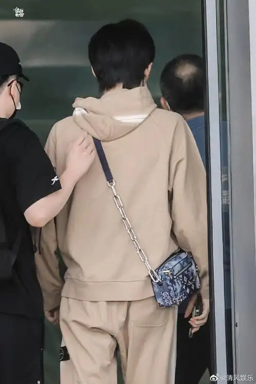 机场卡其色套装#宋亚轩今日机场出发饭拍,一身卡其色套装背着包包,又