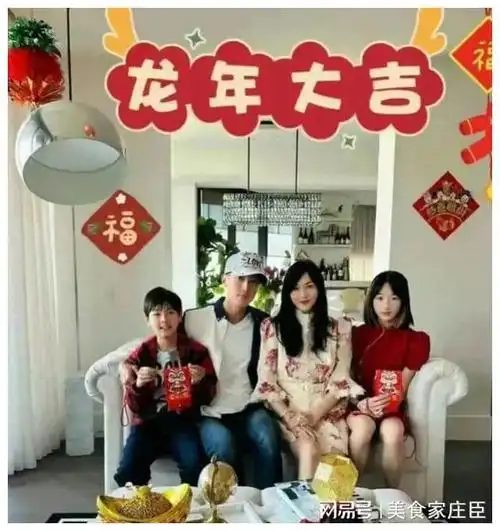 网易首页>网易号>正文申请入驻>墨尔本过年的吴尊晒出了全家福,照片中
