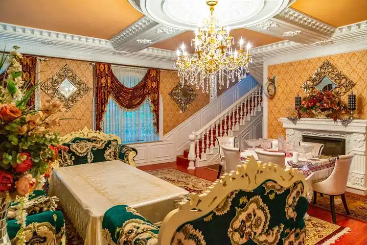 55岁的艾合买提·达尼热情邀请大家参观他的大别墅.