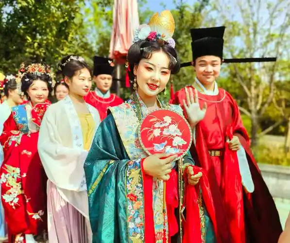 11对新人遵照宋代婚制礼仪,重现了宋式婚礼的盛况,吸引了众多市民