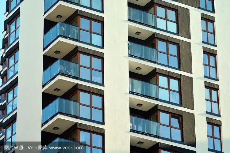 带有窗户和阳台的建筑立面碎片.