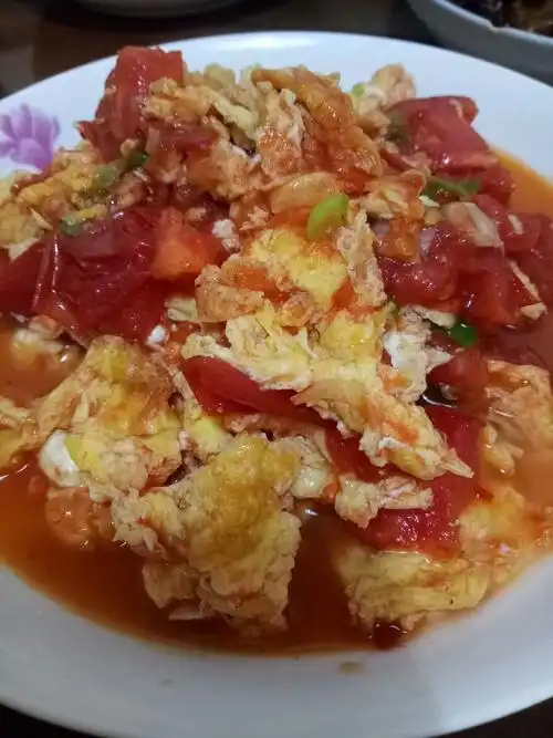 番茄炒蛋是一道非常常见的家常菜,下面是制作方法所需食材番茄 1个