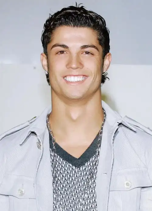 c罗超话#c罗#小小时期定妆照,又嫩又帅喉结从小就性感