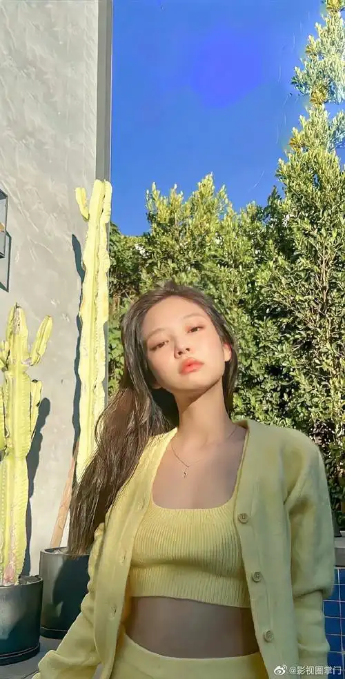 jennie鹅黄色套装