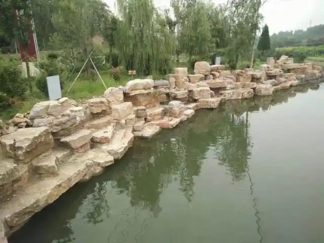 这样挖出来的千层石怎么用?郑州的千层石驳岸护坡让人点赞