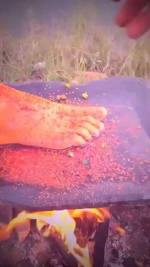 这哥们够狠,拿自己的脚烤着吃,就是不知道臭不臭!