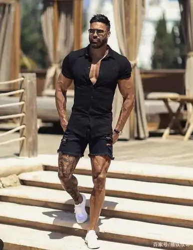 看看这位肌肉男迸发荷尔蒙的穿搭技巧