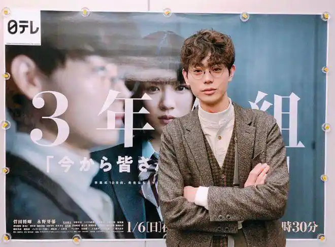 3年a班开播好好梳头发的菅田将晖又解锁新造型了