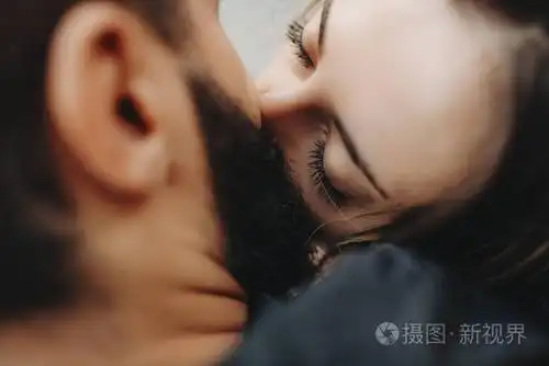 从上面看的作物在特写大胡子男子与年轻女子接吻照片-正版商用图片