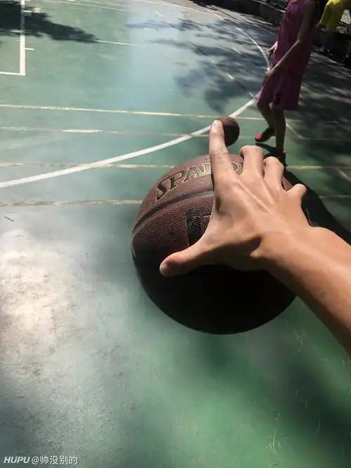 小卡的单手持球我也会.哈哈